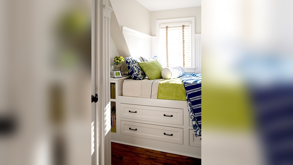 Organizing Small Bedroom Space