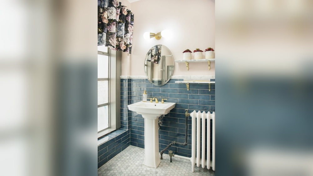 Small Bathroom Designs With Pedestal Sinks