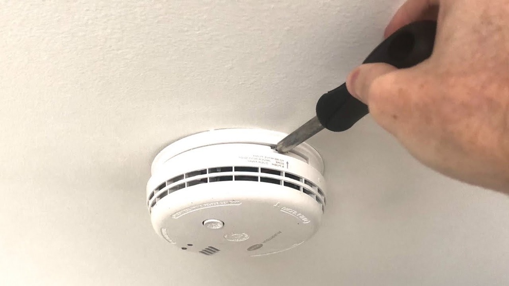 How Do You Get a Stuck Smoke Detector Cover off