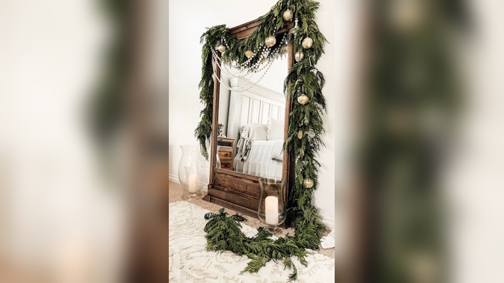 How to Decorate a Cedar Wreaths