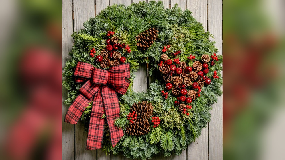How to Decorate a Christas Wreath
