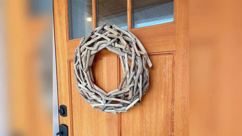 How to Decorate a Driftwood Wreath