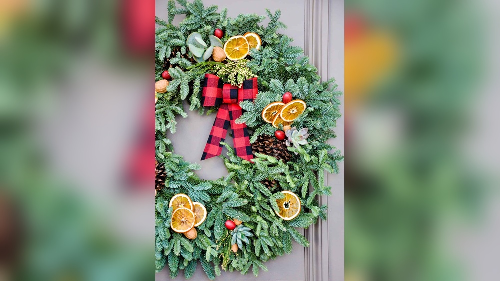 How to Decorate a Fresh Holiday Wreath