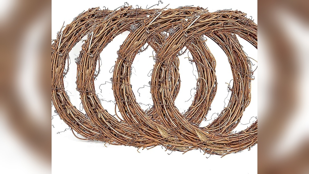 How to Decorate a Grapevine Wreath for a Wedding