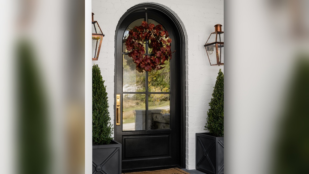 How to Decorate a Grapevine Wreath for Door