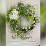How to Decorate a Grapevine Wreath With Hydrangeas