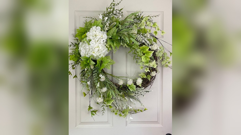 How to Decorate a Grapevine Wreath With Hydrangeas
