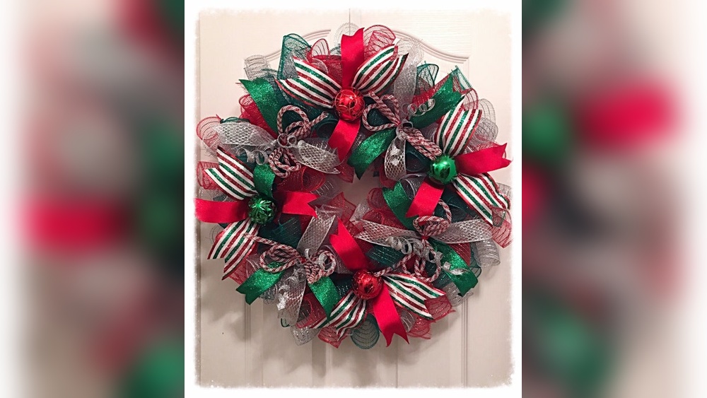 How to Decorate a Green Wreath With Mesh Ribbon