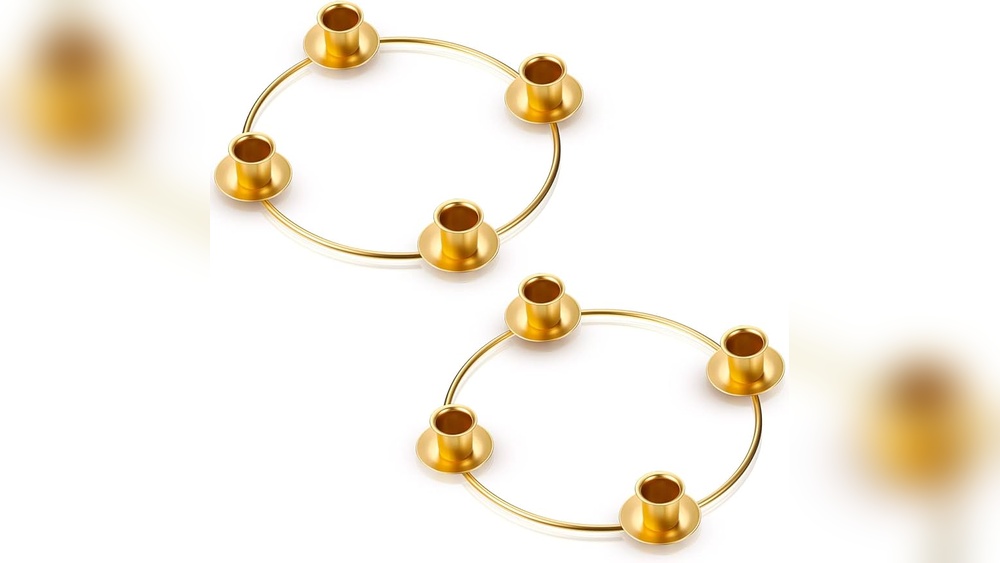 How to Decorate a Metal Advent Wreath