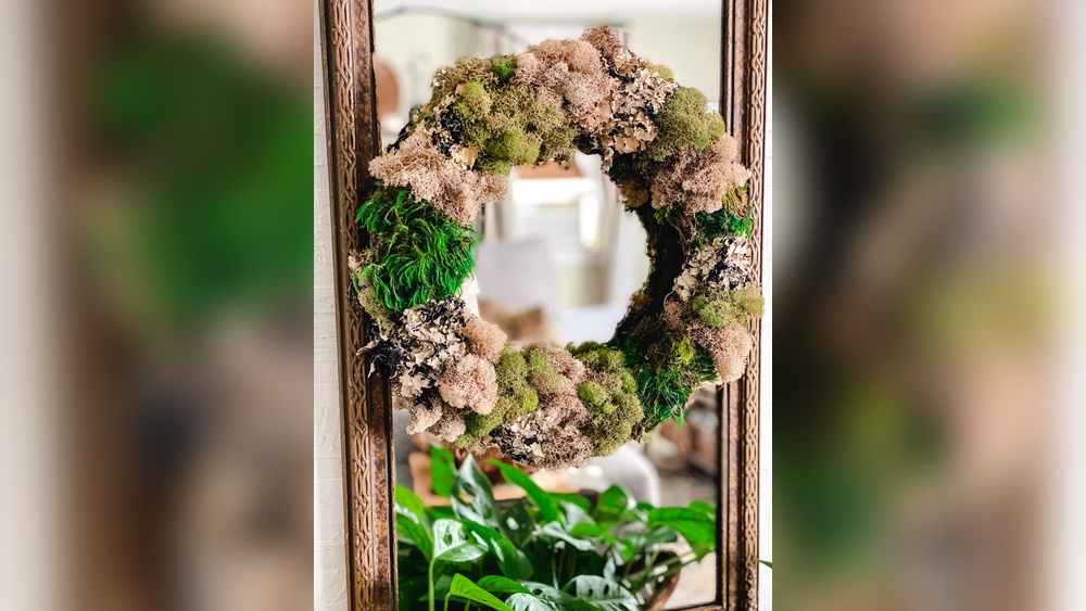 How to Decorate a Moss Wreath