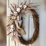 How to Decorate a Oval Wreath
