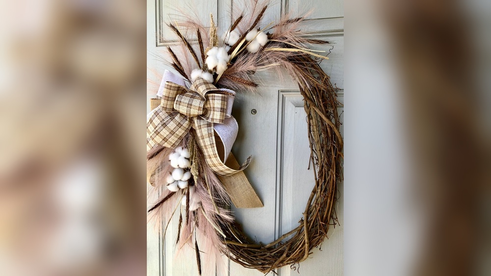 How to Decorate a Oval Wreath