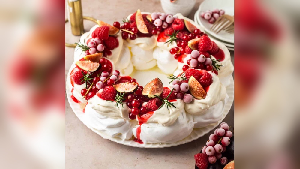 How to Decorate a Pavlova Wreath