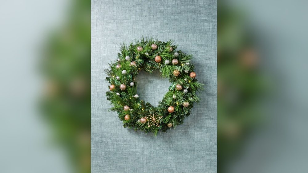 How to Decorate a Plain Christmas Wreath