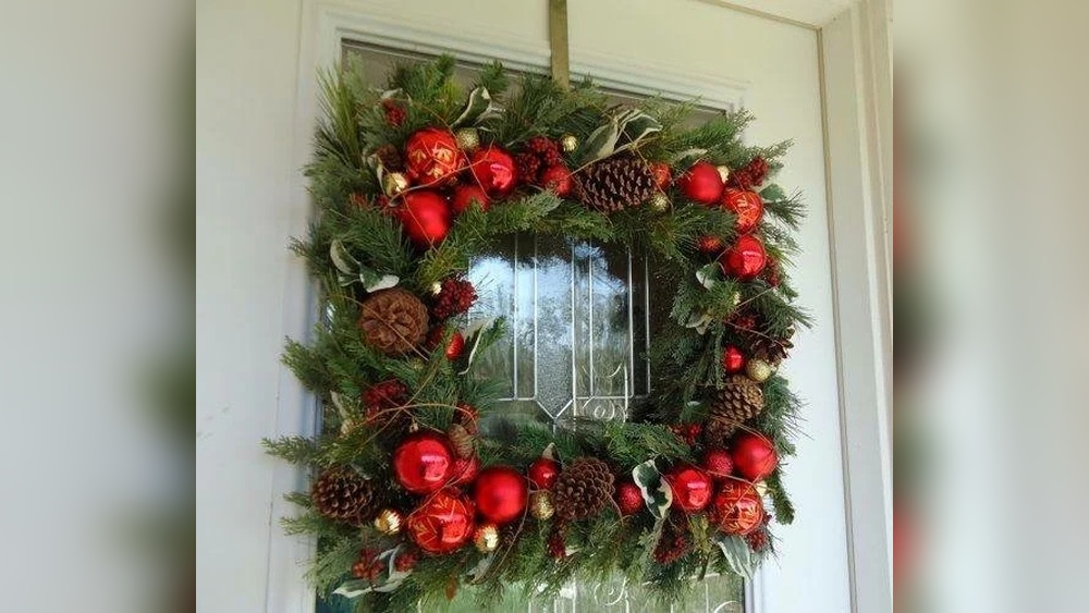 How to Decorate a Square Wreath