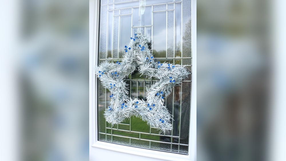 How to Decorate a Star Wreath