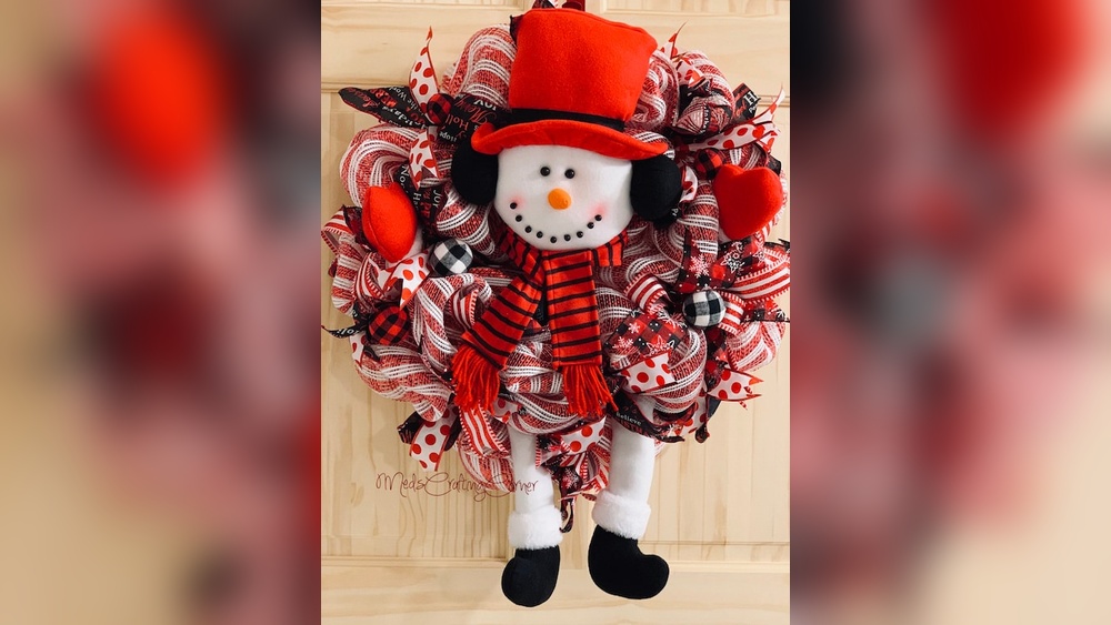 How to Decorate a Straw Wreath Using Hats & Mittens