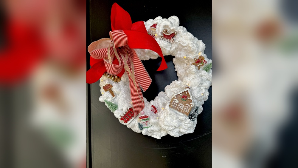 How to Decorate a Styrofaom Wreath