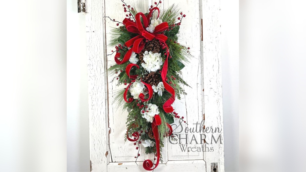 How to Decorate a Teardrop Wreath for Christmas
