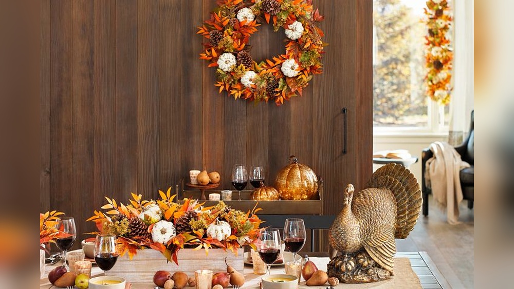 How to Decorate a Thanksgiving Wreath