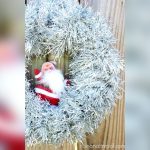 How to Decorate a Tinsel Wreath