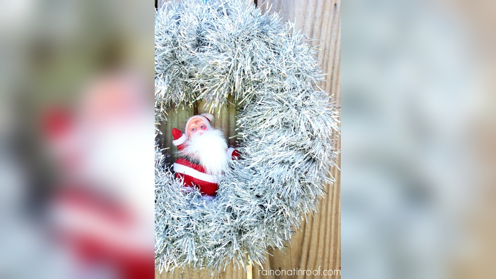 How to Decorate a Tinsel Wreath