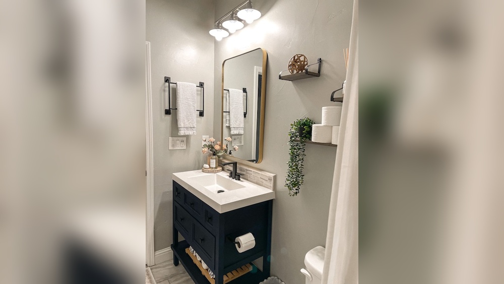 How to Decorate a Towel Rack