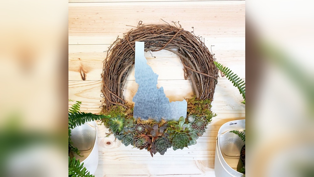 How to Decorate a Wooden Wreath