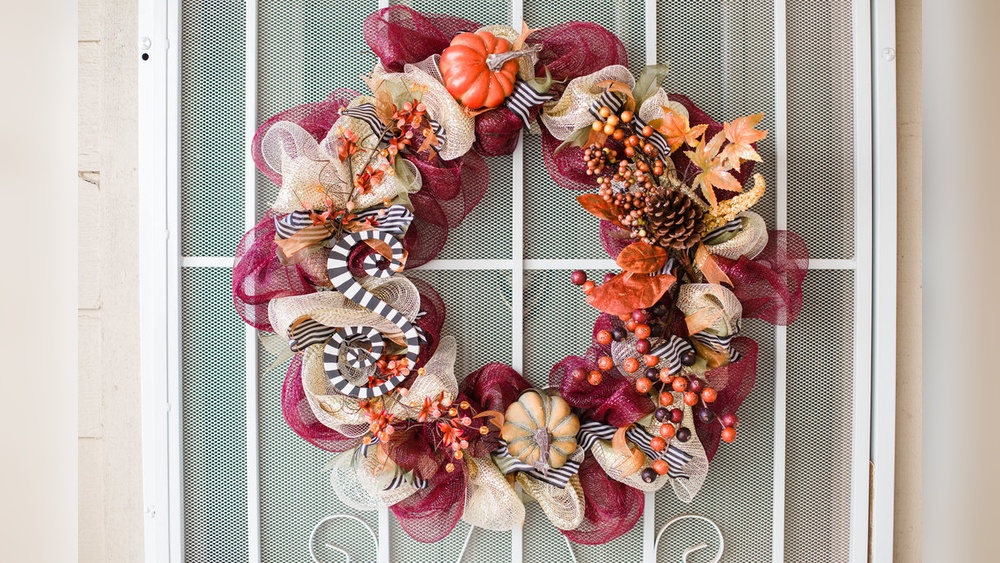 How to Decorate a Wreath With Mesh Ribbon