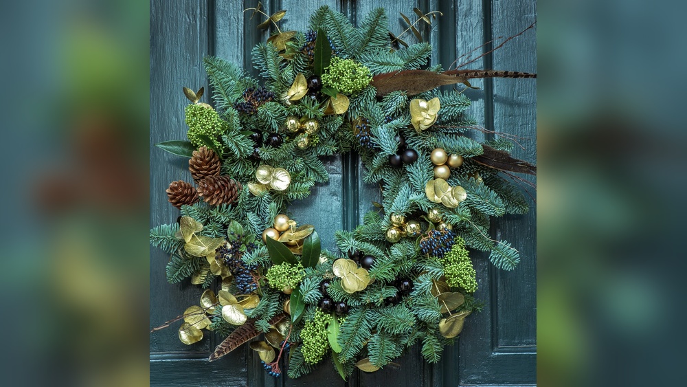 How to Decorate an Advent Wreath