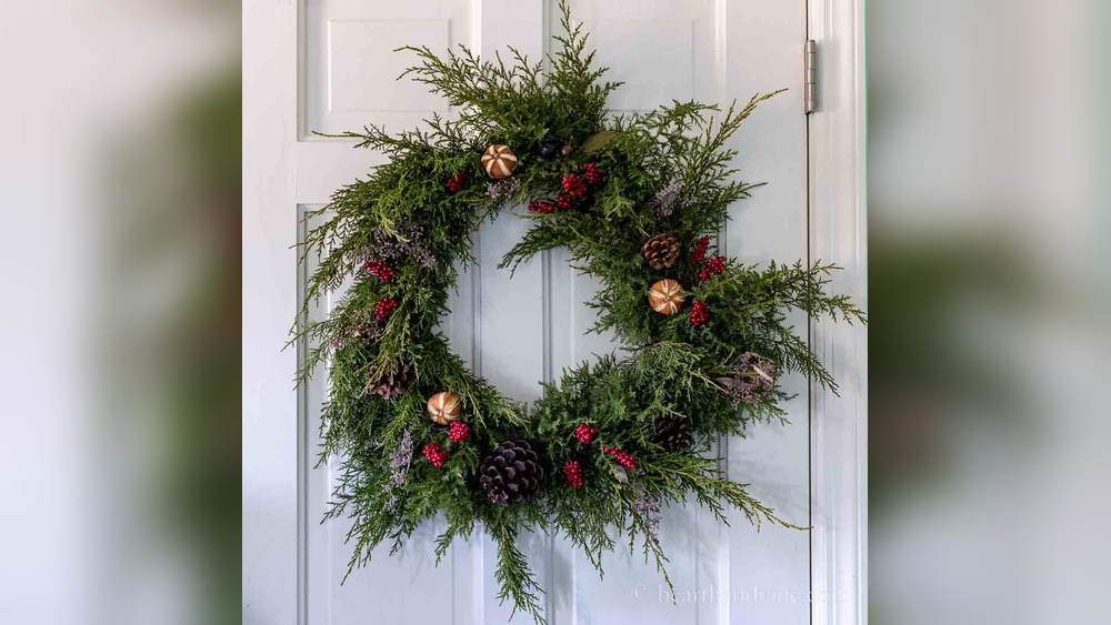 How to Decorate an Evergreen Wreath for Christmas