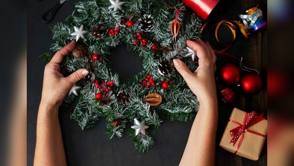 How to Decorate Artificial Christmas Wreaths