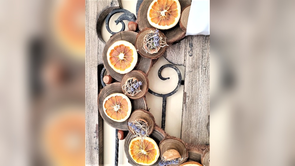 How to Decorate Wire Wreath