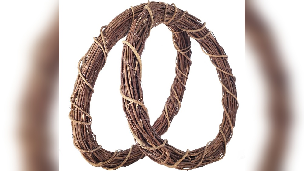 How to Decorate With a Blank Grapevine Wreath