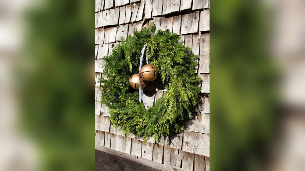 How to Decorate Wreath With Natural