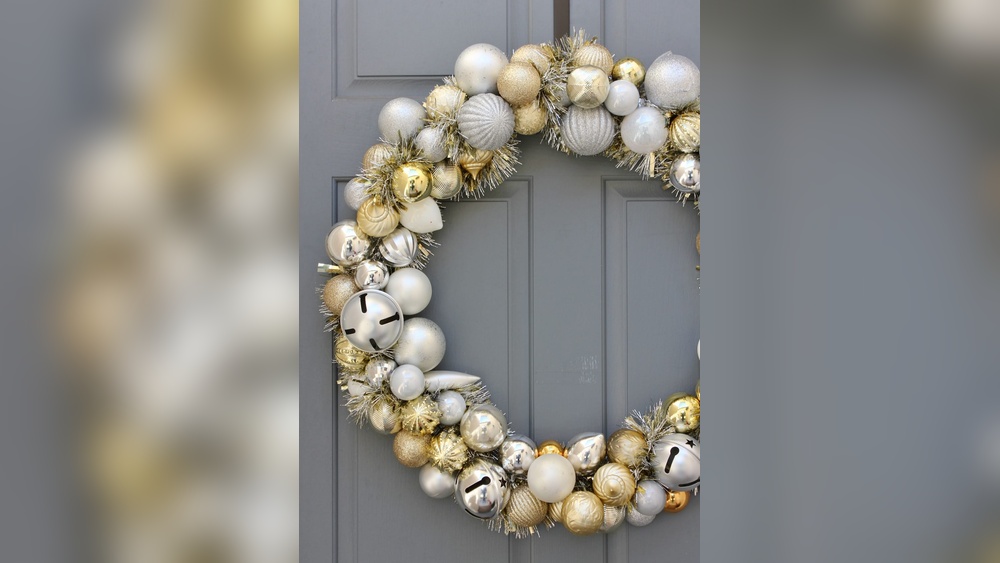 How to Decorate Wreath With Ornaments