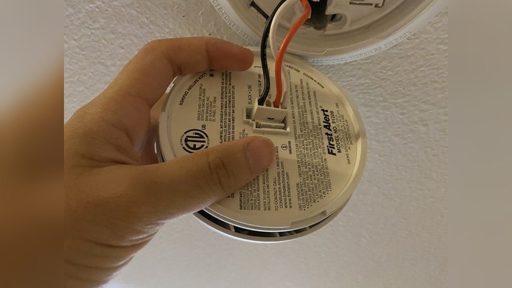 How to Get Battery Out of First Alert Smoke Detector