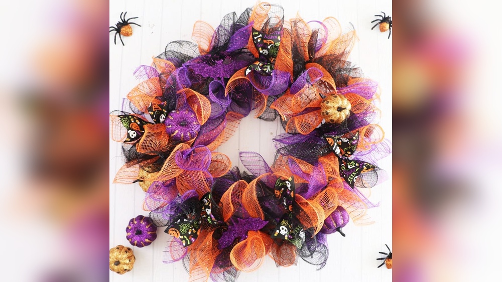 How to Make a Wreath Using Decorative Mesh