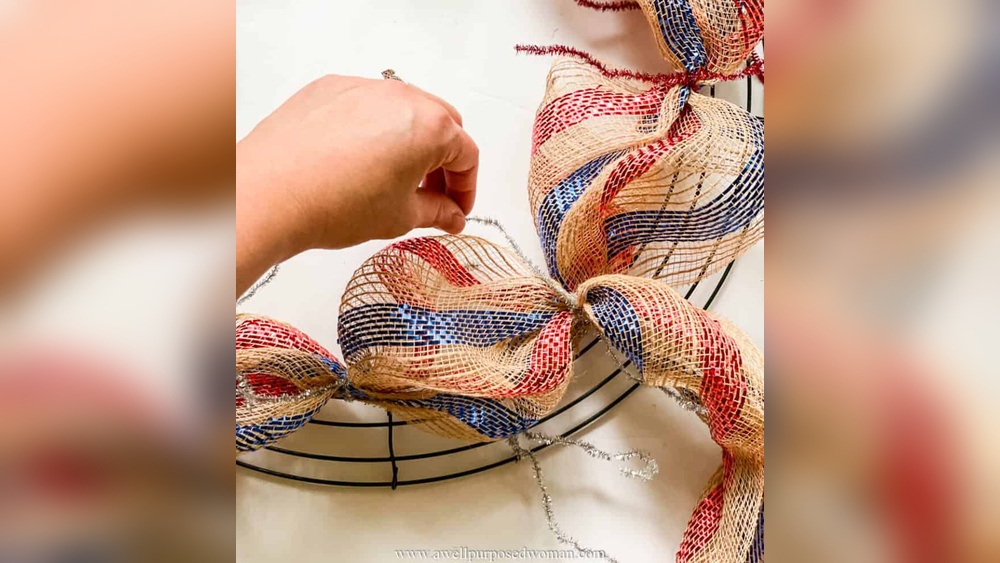 How to Make Wreath Out of Decorative Mesh