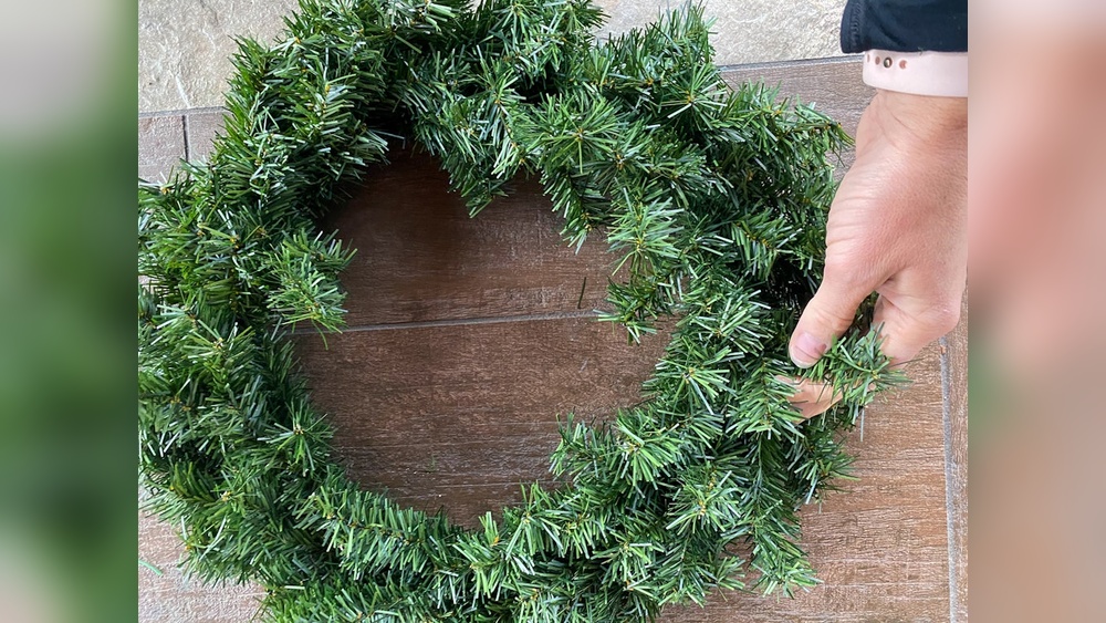 How to Put Decorations on a Wreath